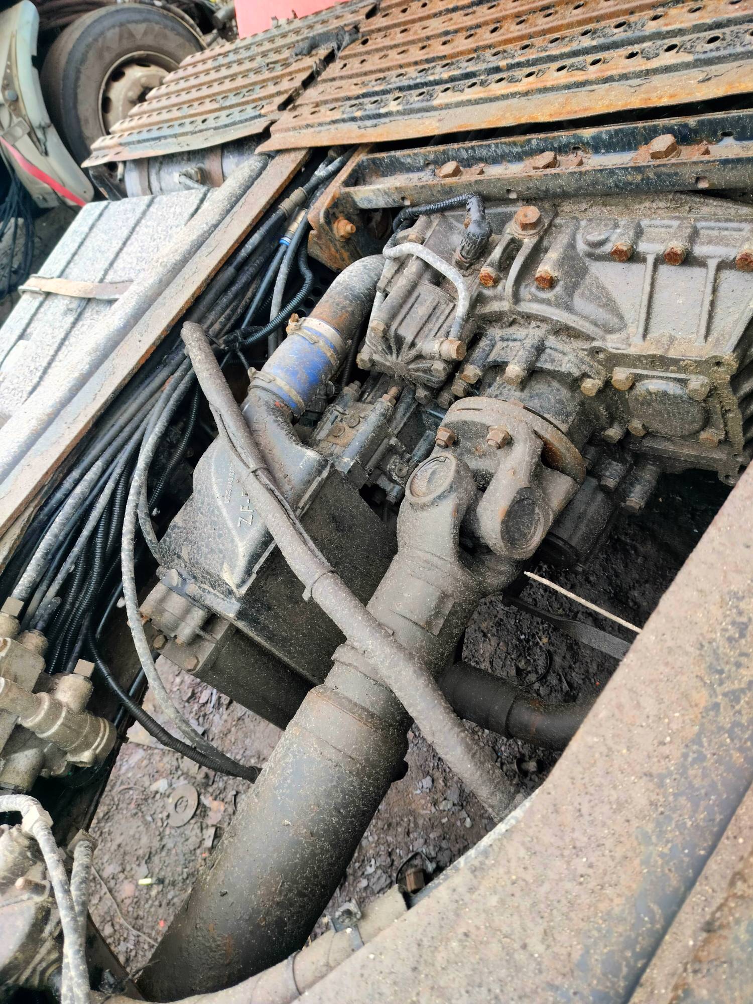 На разборку поступил MAN F2000 2000 г.в. Двигатель D2866LF31 4-х клапанные головки, КПП 16S181 с ретардой, редуктор HY13110 37/12 подвеска рессорная перед, сзади воздух. Кабина высокая, гнилая. Крыша в продаже.